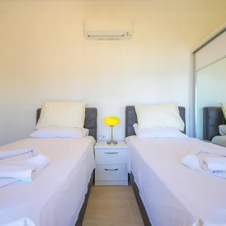 Margaz Sleeps 8 Pool Air Con Wifi